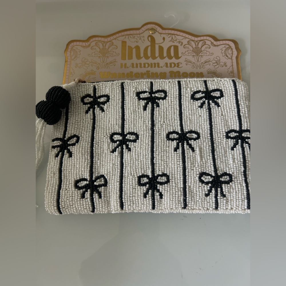 beaded Black and white bow zipper pouch - Picture 2 of 3